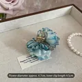 Blaue Aquarell-Blumen Haarklammer mit 4,7 cm Durchmesser und eleganten Stoffblättern - Blumendurchmesser 4,7 cm / Cliplänge 4,5 cm / Blau-Weiß Tintenwaschung