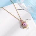 Collana tartaruga dorata con cristallo rosa e pietre di zircone su uno sfondo azzurro - Tartaruga 2393 / Rosa