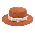 Détail du chapeau de paille rouge rouille avec ruban blanc et perles élégantes - M (56-58cm) / Couleur caramel