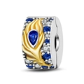Detailansicht der Silberperle mit goldener Feder und blauen und weißen Zirkonia - Feder Emaille Clip Charm