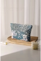 Dettaglio della borsa trucco jacquard floreale con filo d'oro e etichetta H & R BAG - Blu