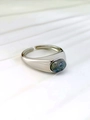 Makro-Seitenansicht des verstellbaren Vintage-Rings mit ovalem grauen Labradorit-Stein - Einstellbar Offen / Silber