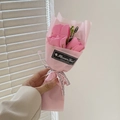 Bouquet di tre rose di sapone rosa con nastro Flowers Girl e involucro rosa - Rosa