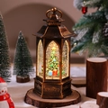 Makro-Detail der vintage Bronze-Weihnachtslaterne mit funkelndem Tannenbaum innen - Weihnachtsbaum