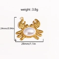 Gouden krabhanger met witte parel, maat 24mm bij 28mm, roestvrijstalen sieraden accessoire - Krab