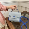 Bolso de mano azul en cuero texturizado con correa ajustable y diseño moderno de solapa - Azul