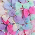 Nahaufnahme bunter Organza-Schleifen für DIY-Haarschmuck und kreative Bastelprojekte - Mehrfarbig