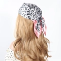 Satijnen vierkante sjaal met luipaardprint en roze rand gedragen als een haaraccessoire - Roze Luipaard