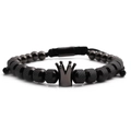 Primer plano de pulsera para hombre con corona negra y cuentas mate y brillantes - Pulsera trenzada negro pistola / Color gunmetal
