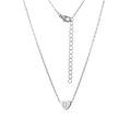 Détail macro du pendentif cœur en acier inoxydable avec lettre U gravée sur une chaîne argent - Lettre U / Acier