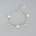 Elegantes S925 Silber Gold Armband mit weißen Perlen und strukturierten Muschelanhängern - 925er Silber / Gold