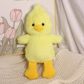 Süße gelbe Plüschente mit flauschigem Fell und orangefarbenem Schnabel auf Wolldecke - 45cm (0.3kg) / Ente