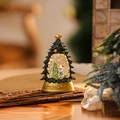 Grüne Weihnachtsbaum-Schneekugel mit Weihnachtsmann, Goldbasis und Glitzerpartikeln - Grüner Junge und Baum