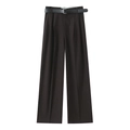 Vue détaillée du pantalon large à fines rayures marron foncé avec ceinture en cuir noir - XS / Rayures marron