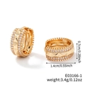 Dettaglio di orecchini a cerchio dorati con micro zirconi e motivi geometrici - Oro (E03166-1)