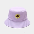 Dettaglio del ricamo girasole su un cappello a secchiello in cotone viola chiaro - M (56-58cm) / Viola Chiaro