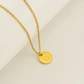 Collana in acciaio inossidabile dorato con ciondolo rotondo lucido e lettera D incisa - Lettera D (Catena Inclusa)