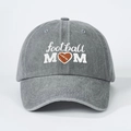 Detalle del bordado blanco Football Mom y balón de corazón en gorra gris lavada - Gris