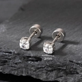 Vista macro di orecchini a lobo da 3mm in acciaio inossidabile con zircone - 3mm / Argento