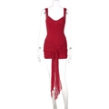 Dettaglio dell'abito in pizzo rosso con scollo a V e allacciatura decorativa sulla parte frontale - XS / Rosso