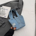 Hellblaue Jeans-Handtasche mit Destroyed-Effekten und Metallring-Riemen - Hellblau