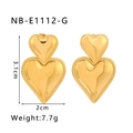Detailweergave van goudkleurige hartjes oorbellen met afmetingen 3,1cm en gewicht van 7,7g - 18K goud / Gouden Hart Stijl (NB-E1112-G)