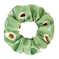 Vue détaillée d'un chouchou vert à motif avocat avec une texture de soie brillante - Poire Vert