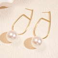 Orecchini geometrici a U in oro con perle bianche rotonde su sfondo testurizzato - Oro (Perno in Argento S925)