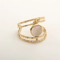 Vergoldeter mehrlagiger Edelstahlring mit Hammerschlag-Optik und rundem Rosenquarz - RA01-5 Rosa Runder Stein