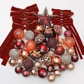 Set de adornos navideños con bolas granate y doradas, lazos de terciopelo y una estrella - Pack de Accesorios de Terciopelo Color Café
