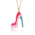Dettaglio del ciondolo a scarpa con tacco con smalto rosa e bordo in metallo dorato - Ciondolo Tacco Alto Tricolore (1406-1)