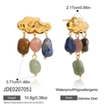 Gros plan de boucles d'oreilles nuages dorés avec pendentifs pierres et crochets acier - Nuage Pierre Naturelle Gland (JDE0207051)