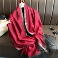 Écharpe rouge élégante avec bordure dorée et bouts en tulle noir portés par mannequin - Rouge avec Fil Doré