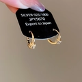 Vue détaillée des créoles en argent 925 plaqué or 18k avec boule sertie de zircons - Boucles d'oreilles créoles - Or (Plaqué or 18 carats/Tige en argent 925)