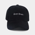 Primer plano del bordado Baba en gorra de béisbol de pana negra con textura de rayas - Ajustable / Negro