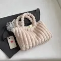 Comparaison de taille détaillée du sac cabas en peluche rayé avec un smartphone - Kaki