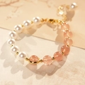 Detalle de pulsera de perlas y cuarzo fresa con dije de planeta dorado y cierre de langosta - Estilo de Colgante de Planeta de Cristal de Fresa Rosa y Perla Blanca