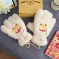 Primer plano de guantes de felpa blancos con parches de tostada y lazos rojos a rayas - Guantes de 5 dedos / Blanco
