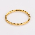 Vista macro de anillo fino dorado con detalles tallados que crean un efecto brillante - US 5 / Dorado