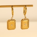 Vintage Goldene rechteckige Ohrringe mit Sternenmuster und Zirkonia auf Schmuckständer - Gold Rechteckige Sternenohrringe (2481)