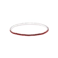 Detail eines 2.0mm elastischen Tennisarmbands mit roten Kristallen und Silberbasis - Silber/Roter Zirkonia