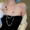 Lunga collana di perle a doppio strato con fiori di camelia e ciondolo numero 5 - Collana Lunga di Perle Camelia Nera Numero 5
