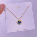 Dettaglio della collana pianeta celeste con ciondolo nebulosa blu e luna di cristallo - Farfalla Mezzaluna Nebulosa (XK0030)