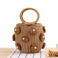 Handgefertigte gewebte Beuteltasche mit 3D-Blumenakzenten und Perlen sowie rundem Holzgriff - Camel
