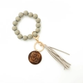 Détail du porte-clés en perles léopard avec disque en bois MAMA gravé et pompon gris - 3# Gris Léopard / Gris