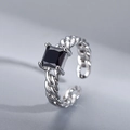 Anillo de cadena plateado irregular con gema negra cuadrada y diseño abierto ajustable - Piedra Cuadrada Negra Banda de Cadena (JZ0120) / Plata/Negro