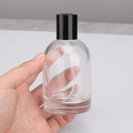 Flacone spray in vetro trasparente da 30ml con tappo nero mostrato in mano per profumo - 100ml