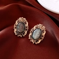 Vue détaillée de boucles d'oreilles vintage en résine dorée sur soie rouge - Alliage/Résine/Tige en Argent S925 / Boucles d'oreilles (Or-Gris)