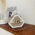 Elegante beige strooien zeshoekige handtas met wit leren bies en gouden ketting - Off-wit