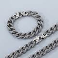 Detalle de cadena de cuerda vintage con cierre grabado de tótem en joyas de acero plata - Conjunto de Joyas Color Acero